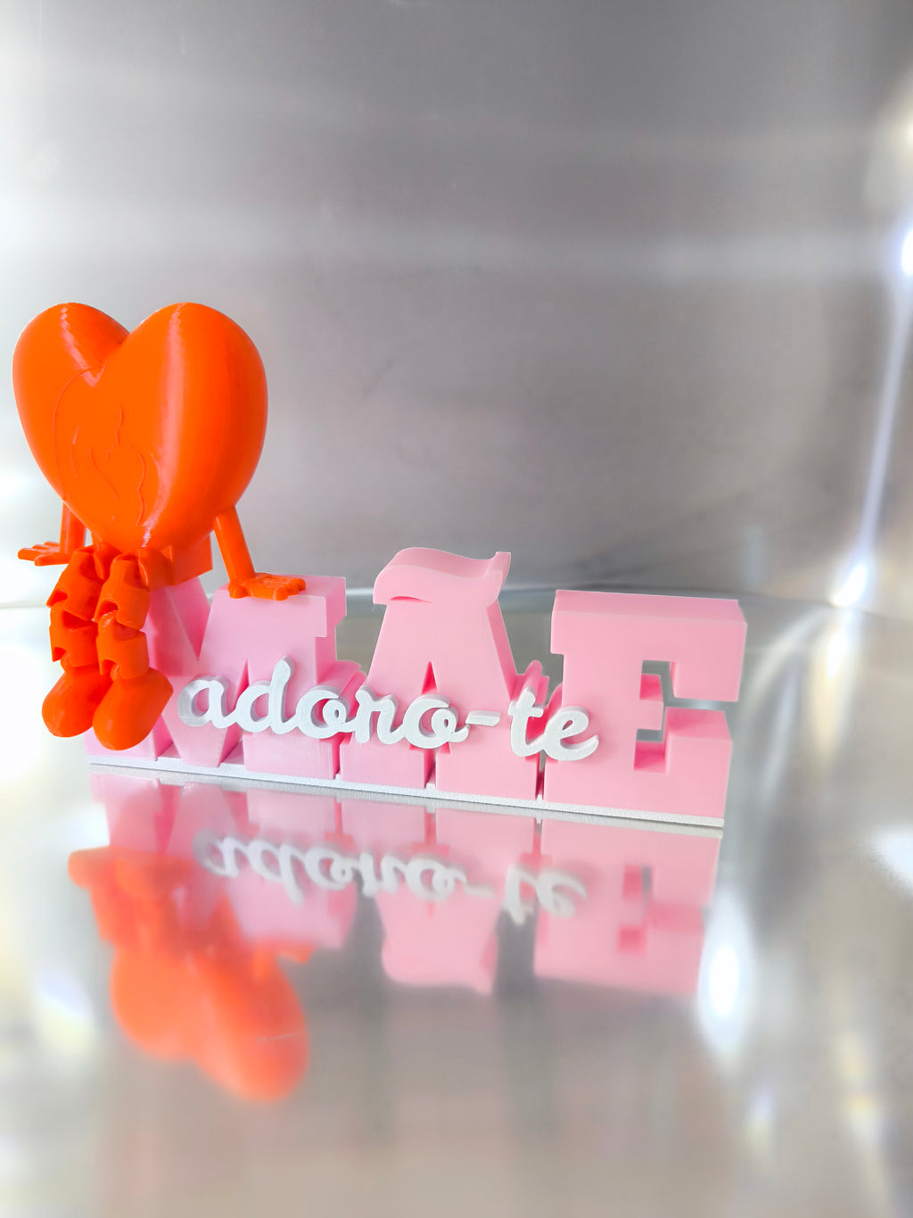 Peça de Decoração "Mãe, Adoro-te" + Boneco Articulado Coração