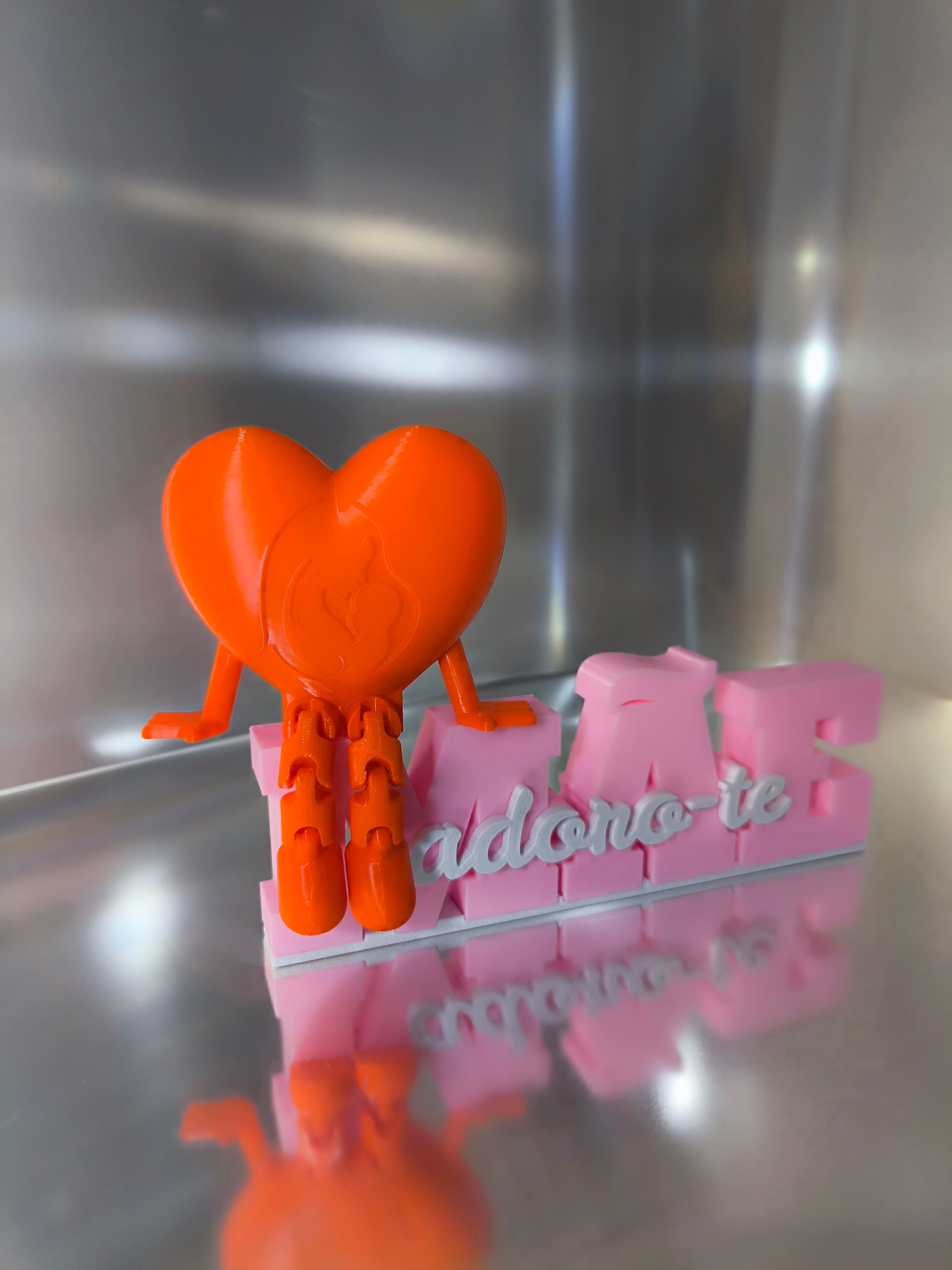 Peça de Decoração "Mãe, Adoro-te" + Boneco Articulado Coração