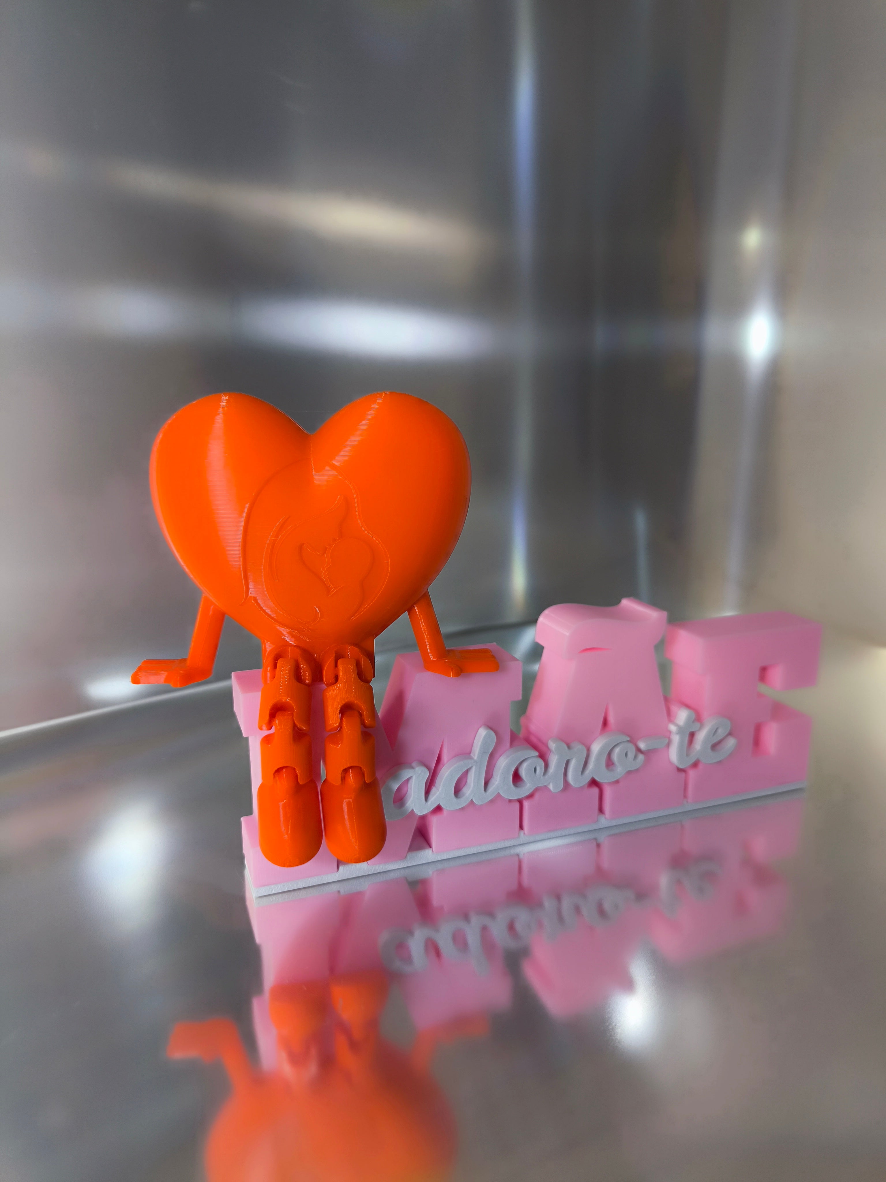 Peça de Decoração "Mãe, Adoro-te" + Boneco Articulado Coração