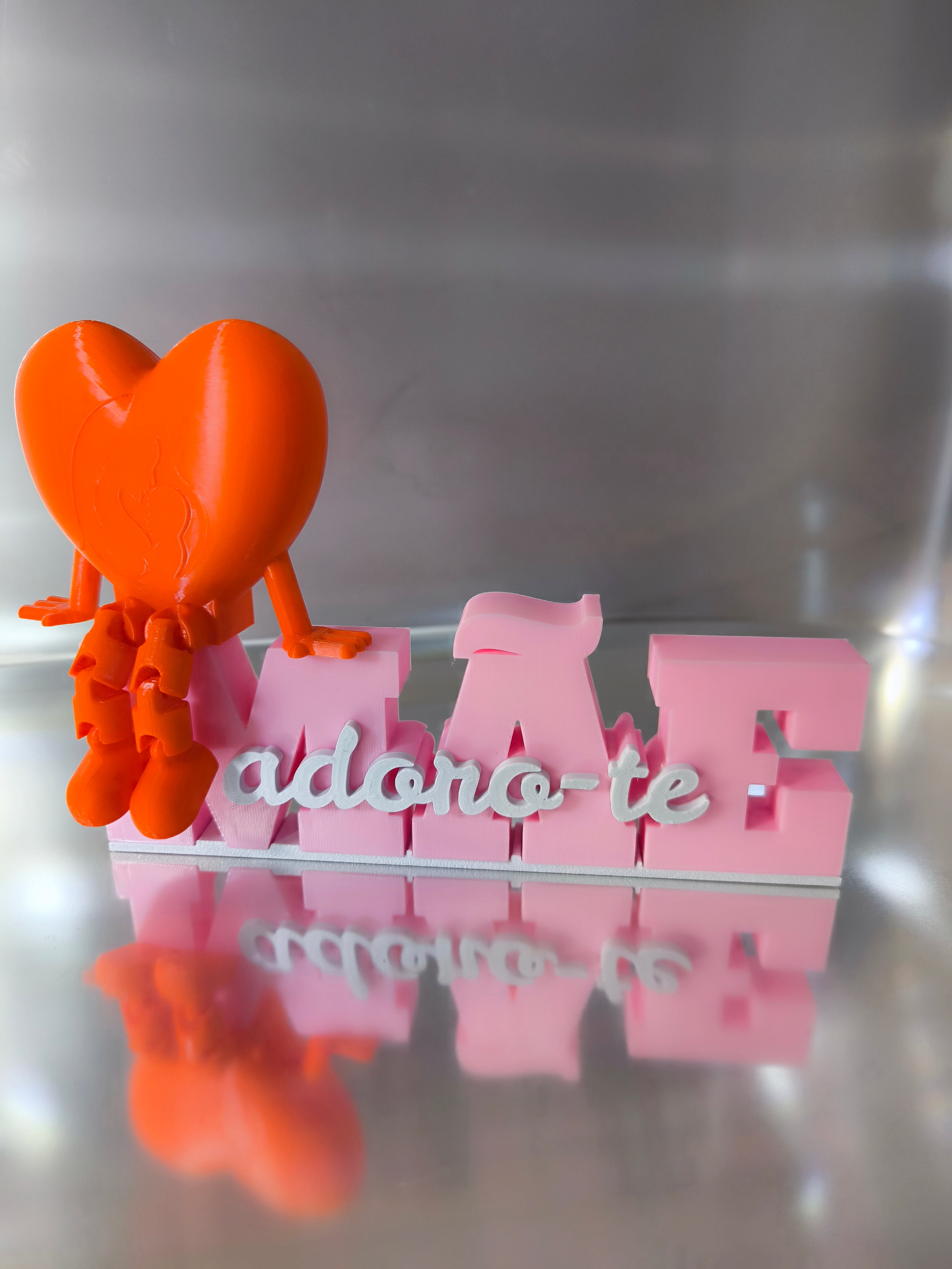 Peça de Decoração "Mãe, Adoro-te" + Boneco Articulado Coração