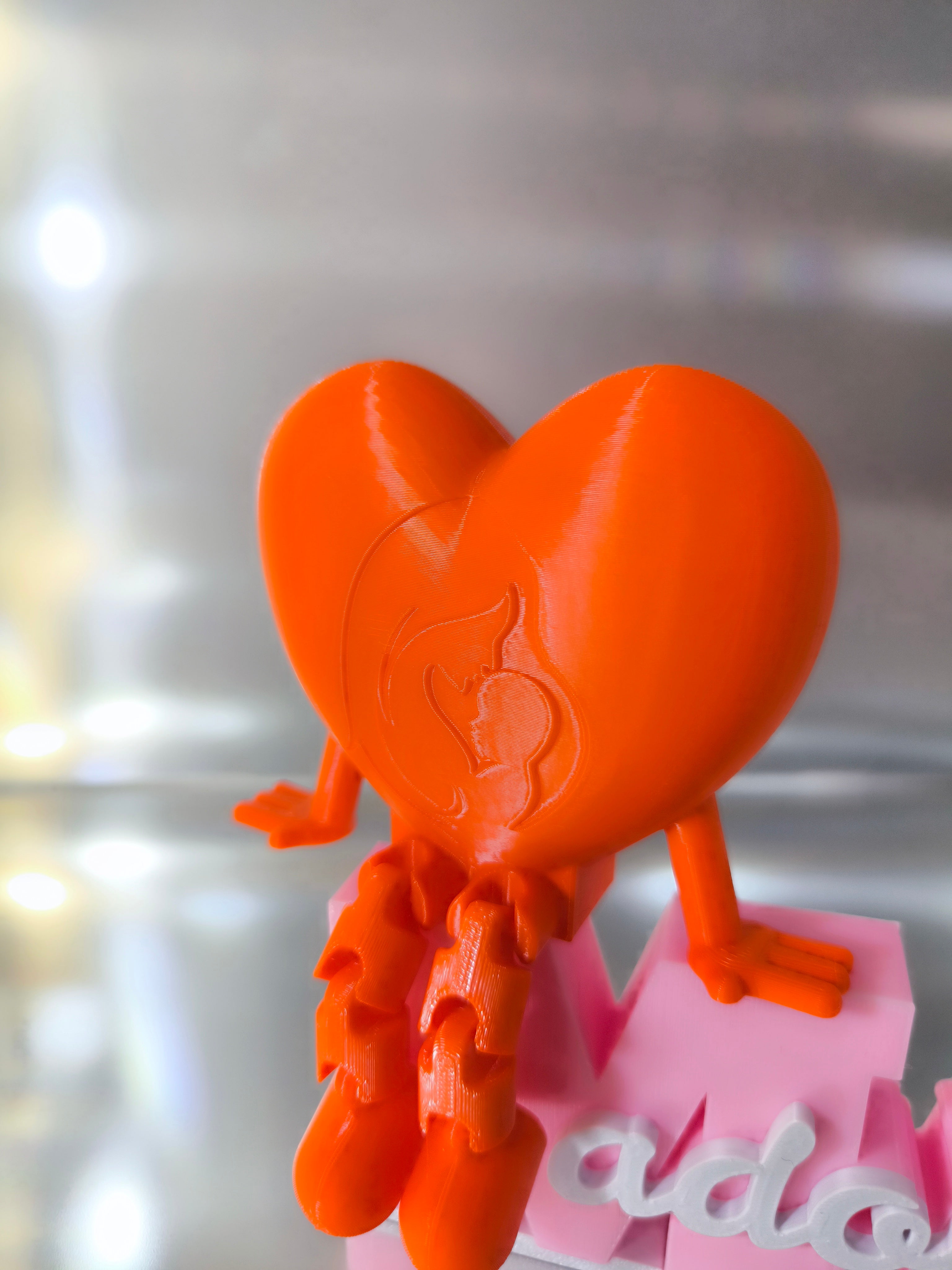Peça de Decoração "Mãe, Adoro-te" + Boneco Articulado Coração