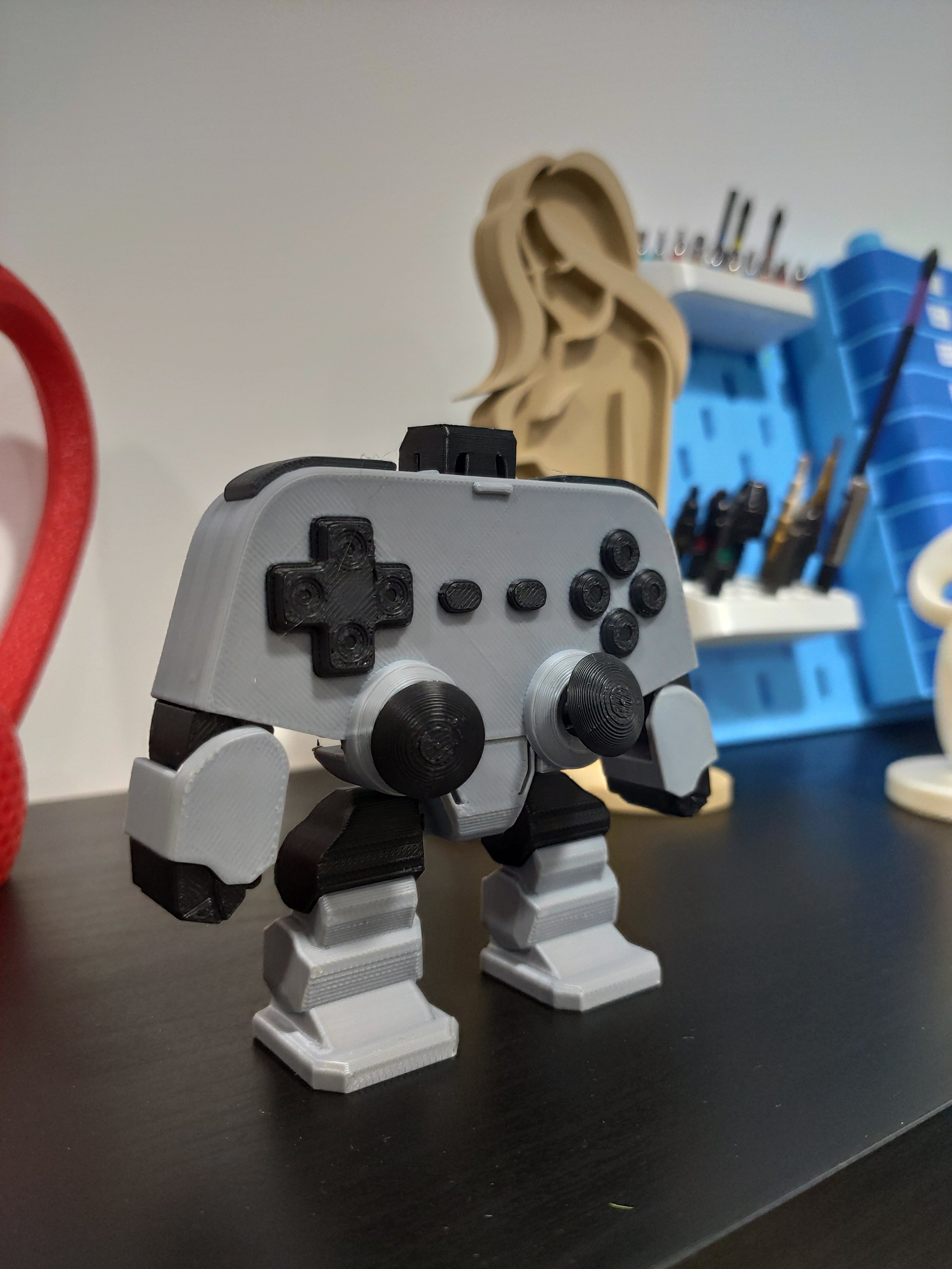 Robô-Comando Decorativo – O Mecha Perfeito para o Teu Setup! 🎮🤖⚡