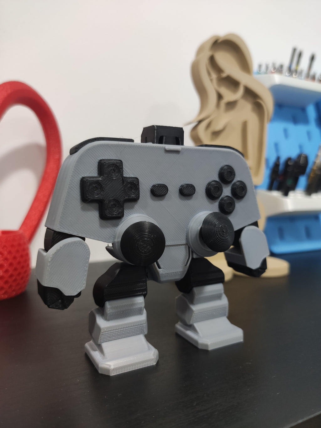 Robô-Comando Decorativo – O Mecha Perfeito para o Teu Setup! 🎮🤖⚡