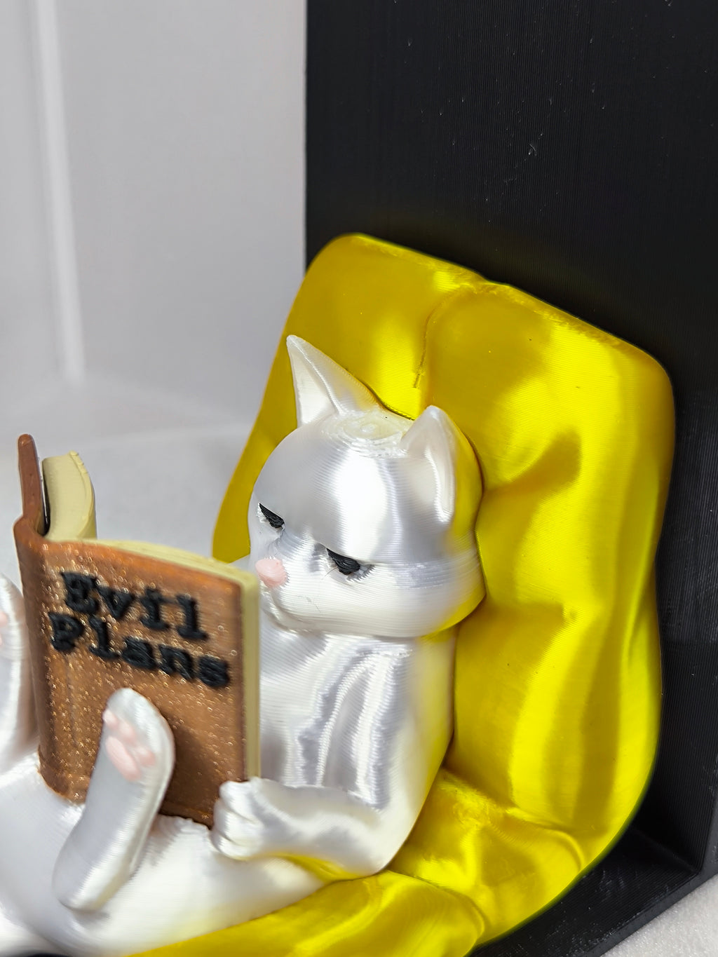 Aparador de Livros "Gato Vilão" – Estilo e Humor na Tua Estante! 🐱📚😈