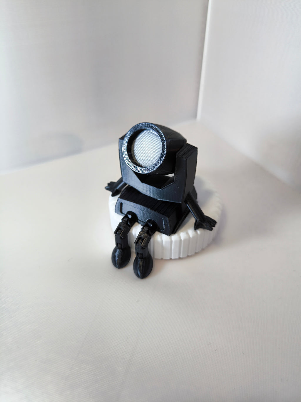 Figura Robô Mini Moving Head Beam – O Toque de Palco no teu Setup!