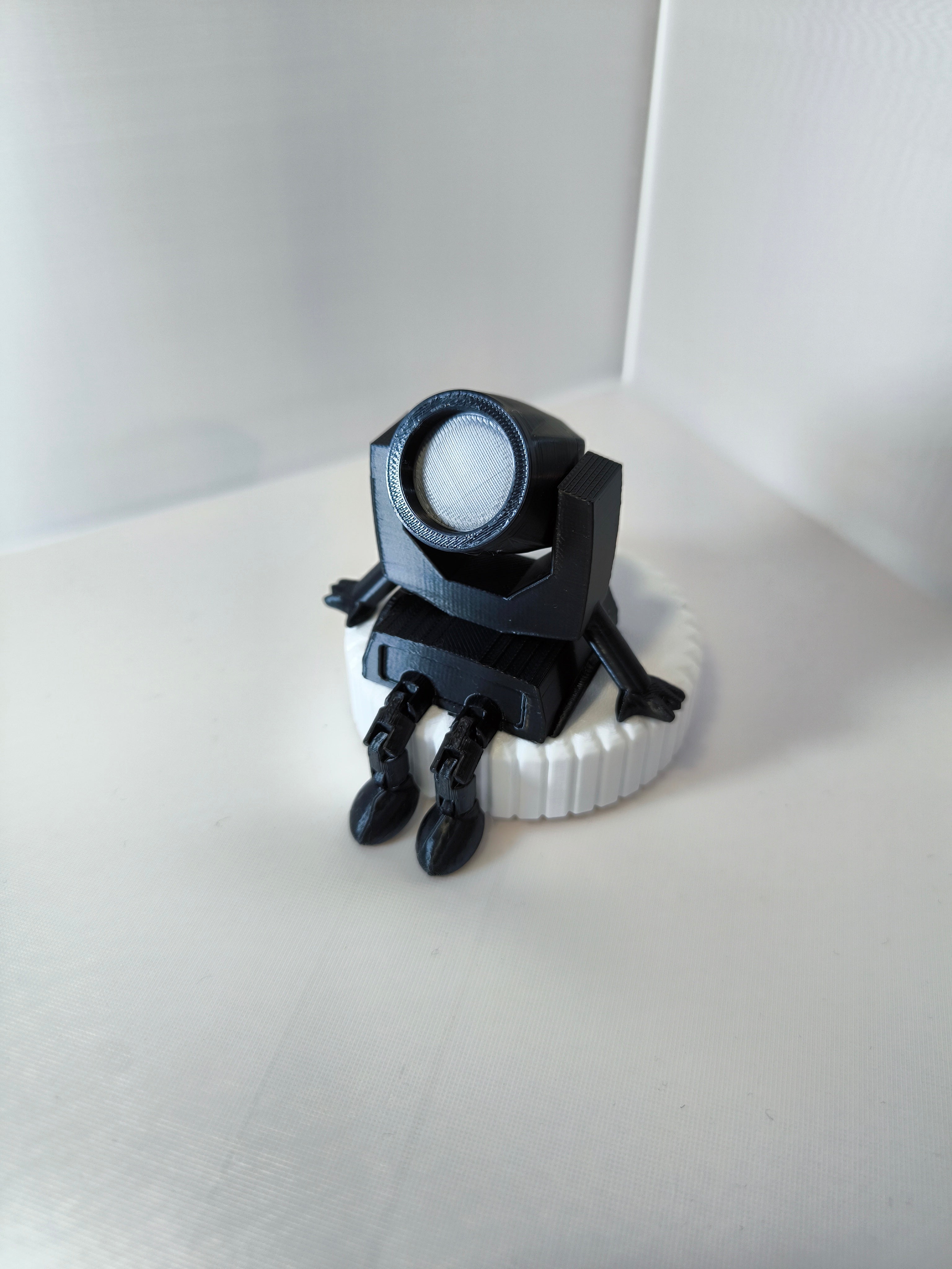 Figura Robô Mini Moving Head Beam – O Toque de Palco no teu Setup!