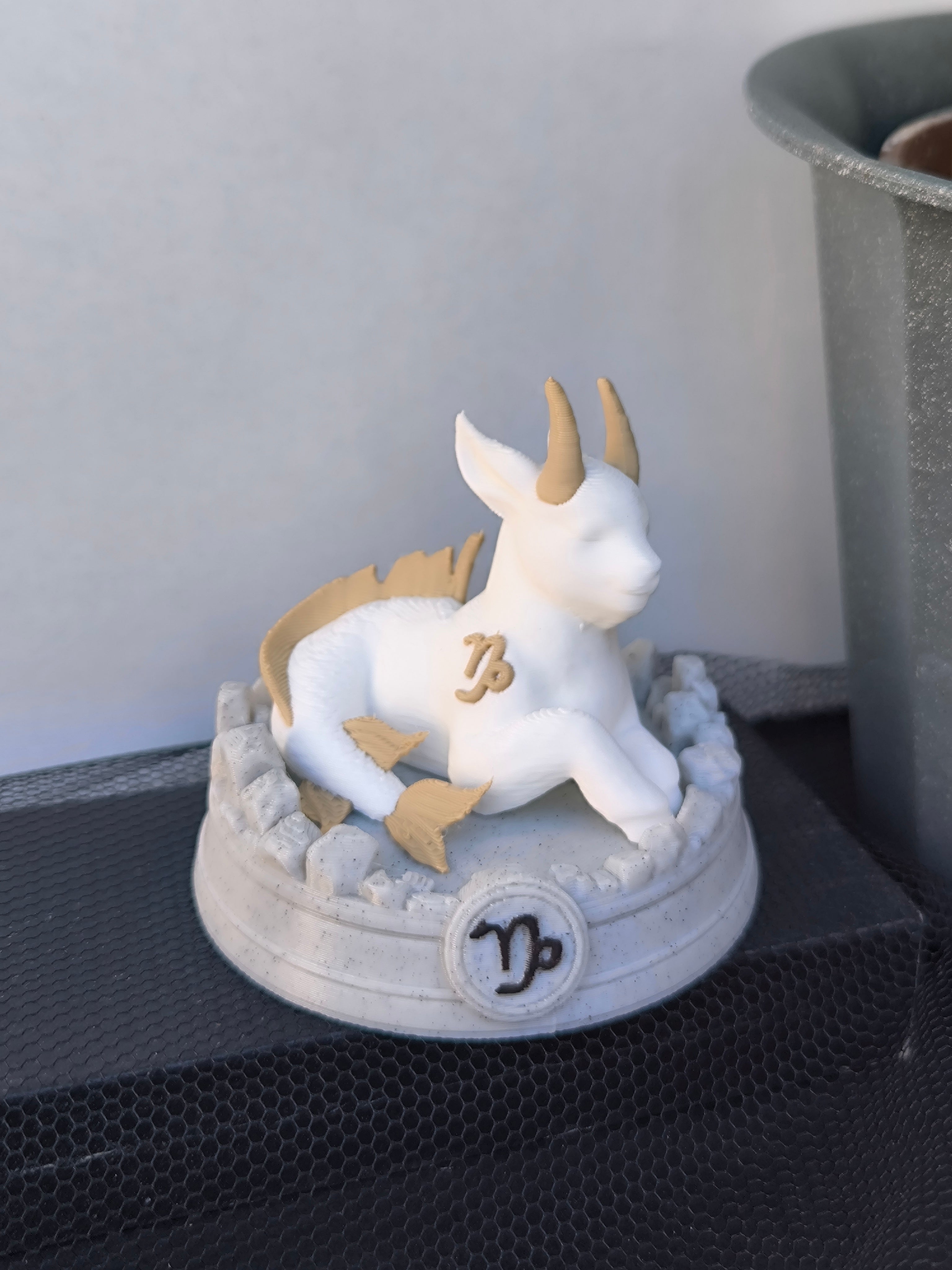 Escultura Signo Capricórnio – A Determinação e Elegância do Zodíaco! ♑🐐✨