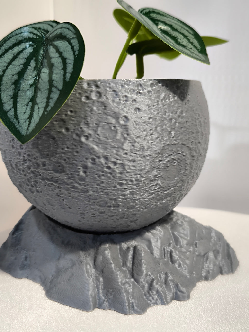 Vaso "Lua Cheia" com Base Rochosa – Leve o Cosmos para a sua Casa! 🌕🚀✨