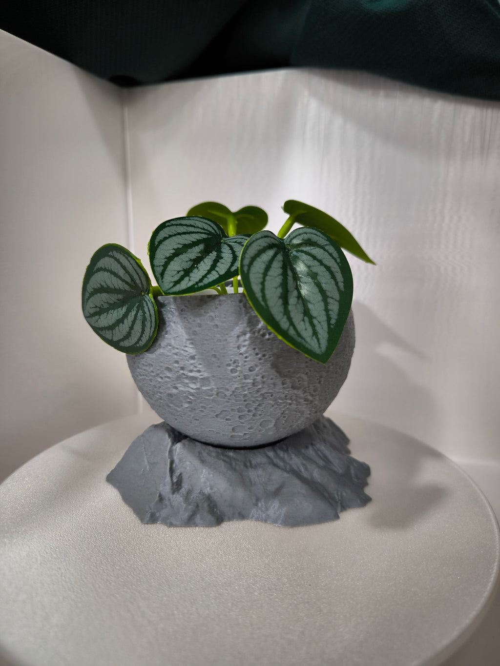 Vaso "Lua Cheia" com Base Rochosa – Leve o Cosmos para a sua Casa! 🌕🚀✨