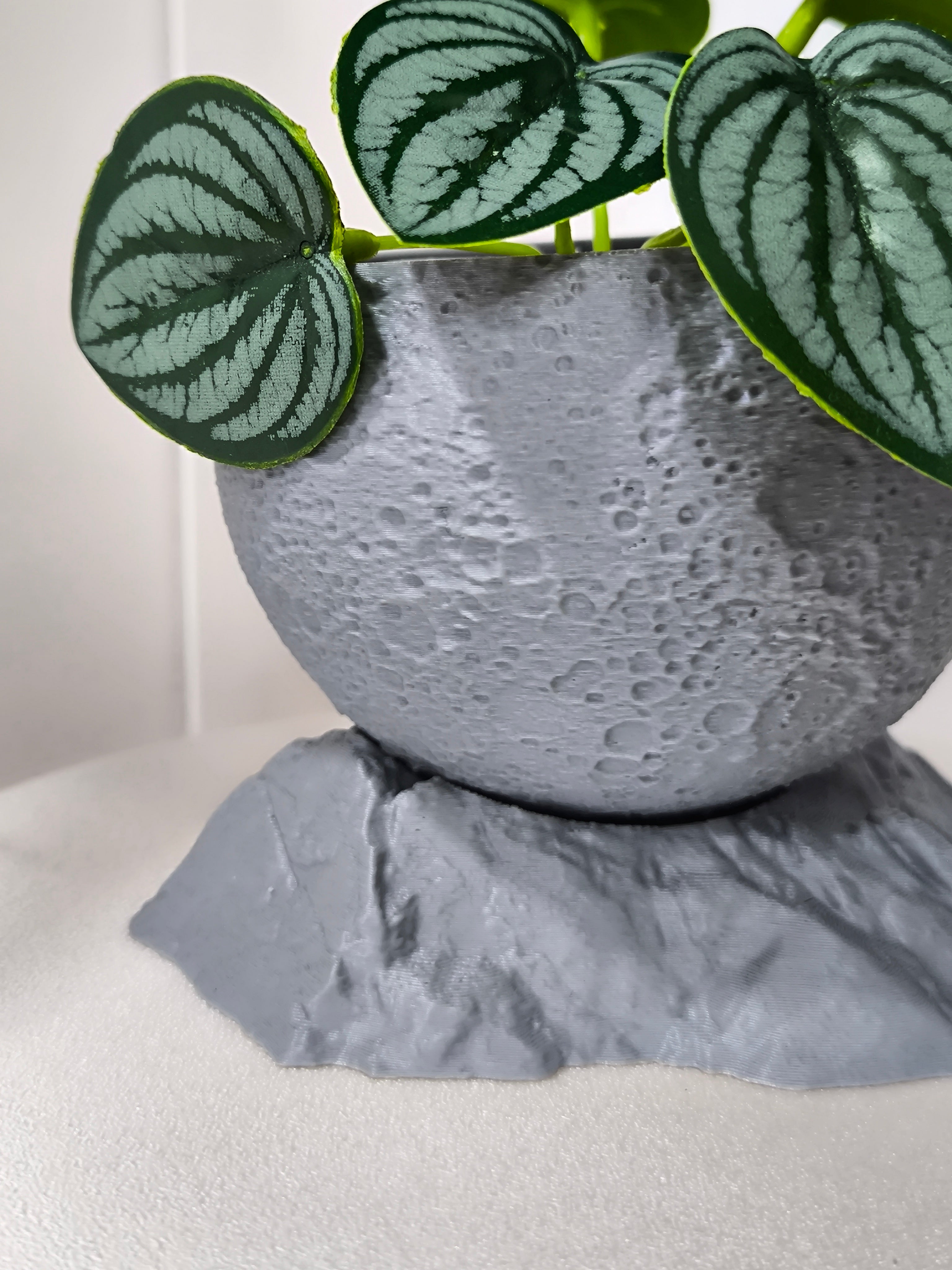 Vaso "Lua Cheia" com Base Rochosa – Leve o Cosmos para a sua Casa! 🌕🚀✨